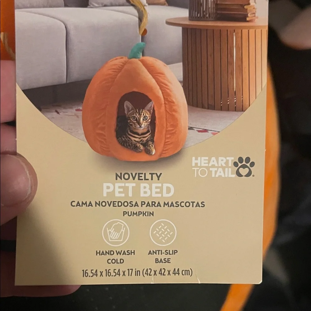 NWT Cozy Pumpkin-Shaped Cat Bed - Orange